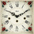 Primer plano de la esfera de un reloj de mesa con números romanos y adornos florales