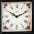 Vista detallada: Reloj de mesa con esfera blanca, números romanos y juego de manecillas negro