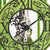 Primer plano: Reloj de mesa Hermle con esfera verde, números romanos y mecanismo visible