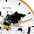 Vista detallada del reloj de mesa: borde de latón, mapa del mundo en esfera blanca, manecillas doradas
