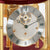 Esfera de reloj de mesa con números romanos, manecillas doradas y frente de cristal