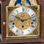 Esfera de reloj de mesa con indicador de fases lunares, motivos dorados y números romanos
