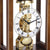 Esfera de reloj de mesa con números romanos, movimiento y manecillas visibles en tono dorado