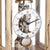 Reloj de mesa de madera en marco de cristal, movimiento mecánico visible con esfera blanca