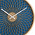 Primer plano de reloj de pared: cuadrícula azul, borde de madera, manecillas de hora y minuto blancas