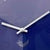 Reloj de pared con esfera 3D azul, manecillas blancas y logo Hermle
