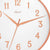 Vista detallada del reloj de pared: esfera blanca con números, manecillas y logotipo Hermle en naranja