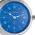 Esfera de reloj de pared con fondo azul, números romanos y manecillas
