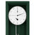 Reloj de pared verde, vista de cerca: esfera redonda con manecillas y péndulo plateado