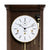 Primer plano: reloj de pared color nogal con esfera blanca y detalles de latón