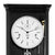 Esfera de reloj de pared con superficies blancas, manecillas negras y mecanismo de péndulo a la vista