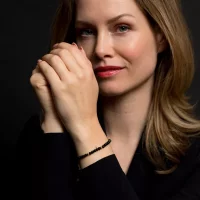 Pulsera de piedras preciosas negras y doradas con cierre...