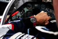 Reloj de hombre negro con correa de silicona roja - Modelo Vostok Europe VK68-592C775